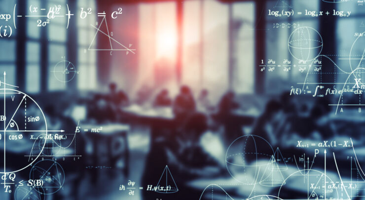Diffus bild på ett klassrum med matematiska uträkningar i förgrunden