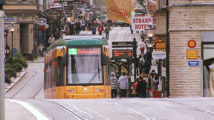 Stadsbild med gul språvagn i Norrköping