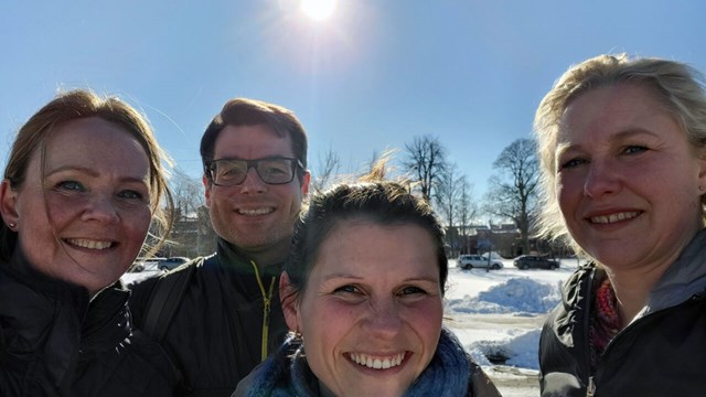 Bild på fyra människor i snö och spl