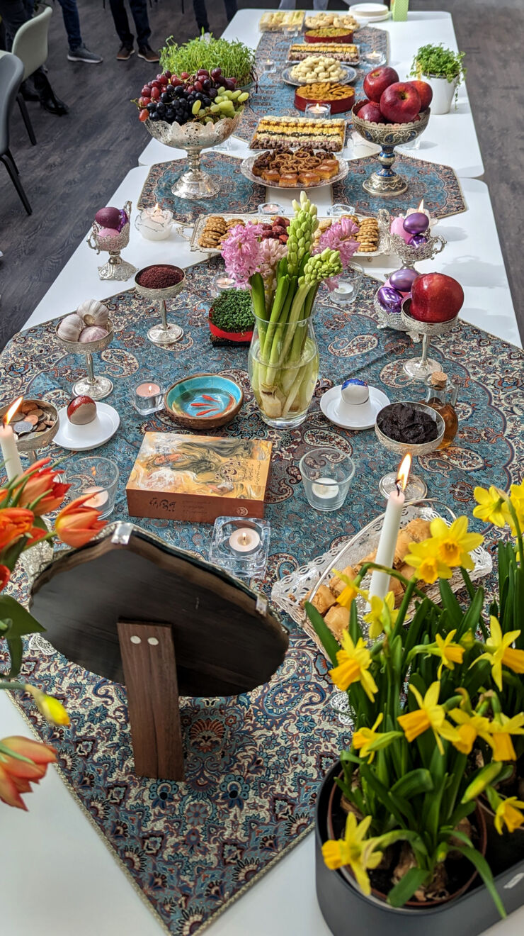 Persiska rätter uppdukade på ett långbord