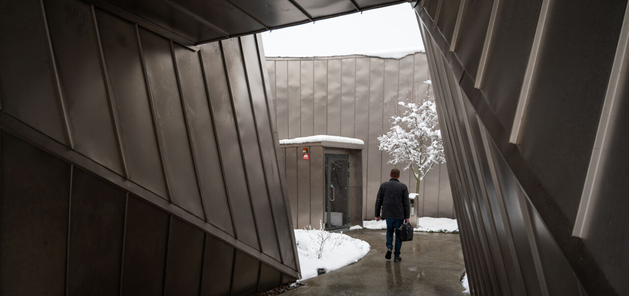 A researcher heads to Ångströmhuset