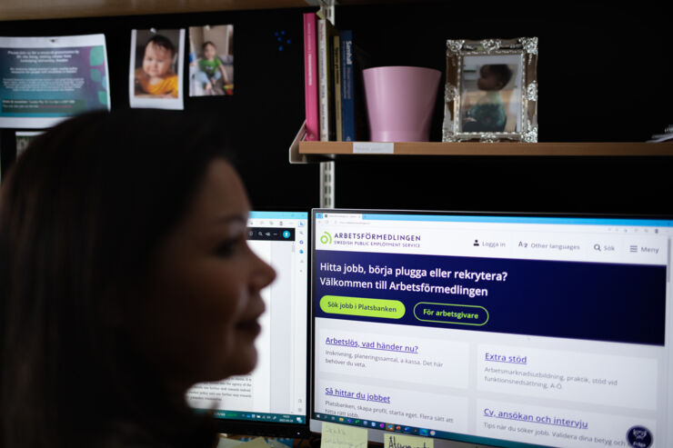 Kvinna framför dator med Arbetsförmedlingens hemsida..