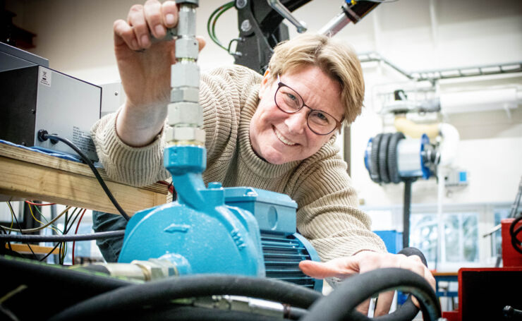 Kvinnlig forskare i hydraulik-labbet.