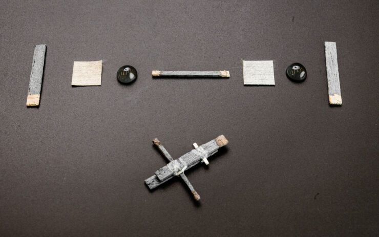 Olika delar av en trätransistor på ett bord.
