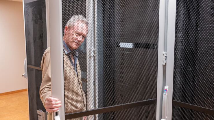 Peter J Nilsson i dörren till datorhallen vid IDA