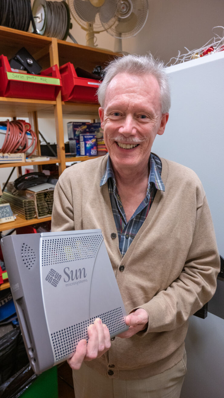 Peter J Nilsson visar en SUN-dator