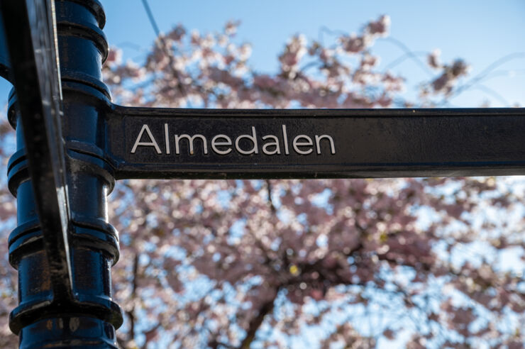 Skylt som pekar mot Almedalen i Visby.