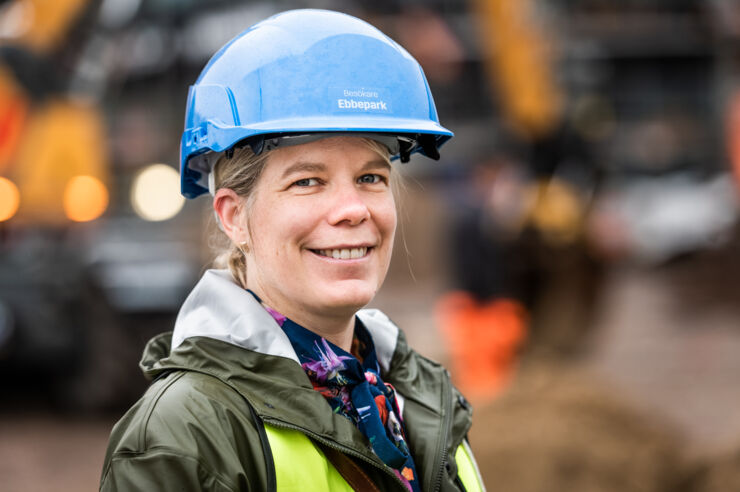 Porträtt av kvinna (Anna Fredriksson) i bygghjälm