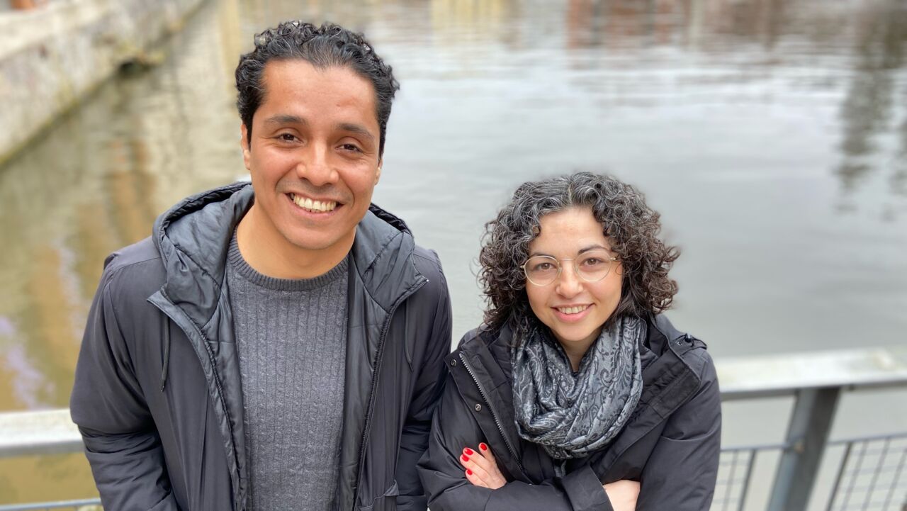 En man och en kvinna tittar in i kameran.