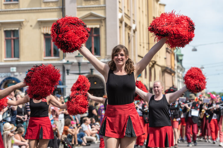 Unga kvinnor med pompoms