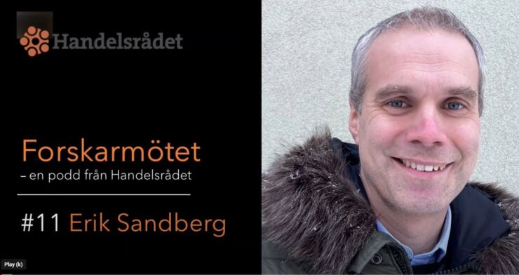 Bild på Erik Sandberg som deltar i Handelsrådets podd om sin forskning. 