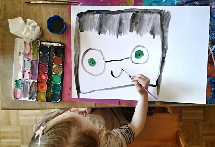 Barn som målar ett ansikte