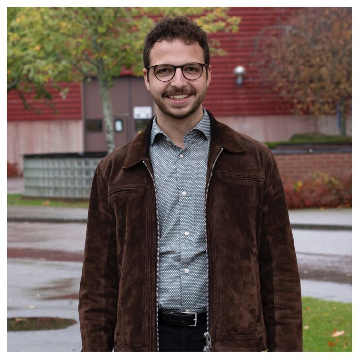 Episodeguest Ahmed Kaharevic is standing outside and smiles at the camera.