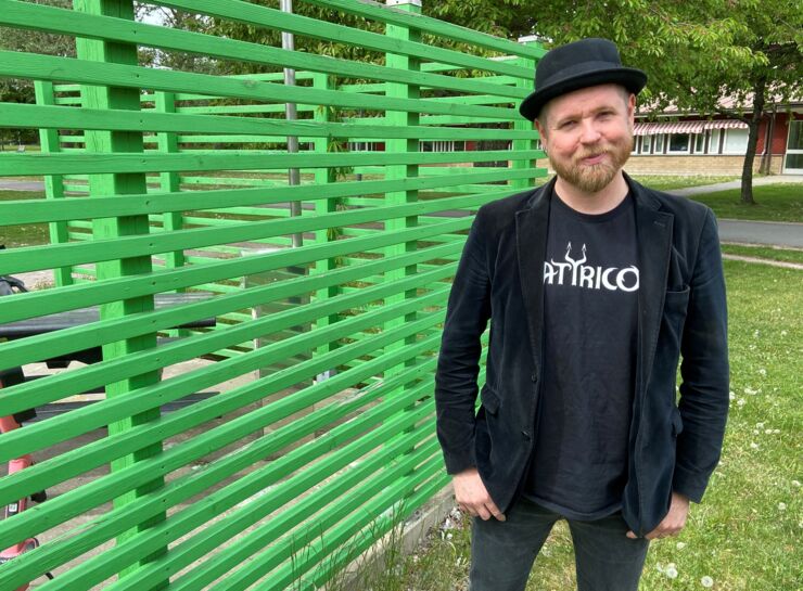 Porträtt av professor Christian Ståhl in a park.