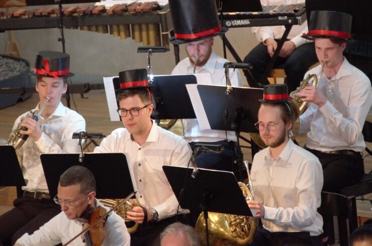 Orkestern spelar med hattar på huvudet