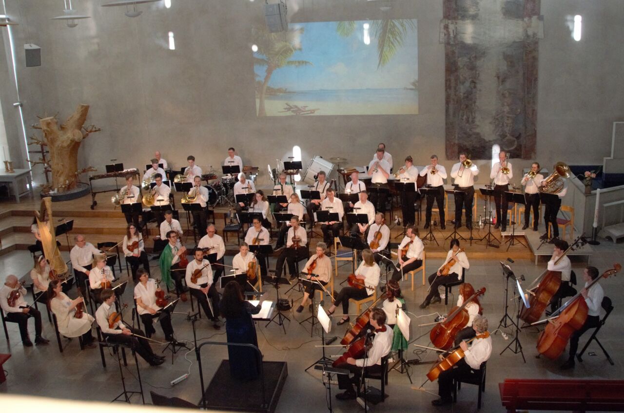 Bild tagen ovanifrån på orkestern under en konsert