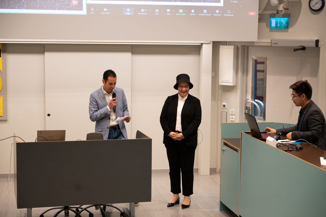 Mohamed Loukil introducerar föreläsare professor Olfa Kanoun.