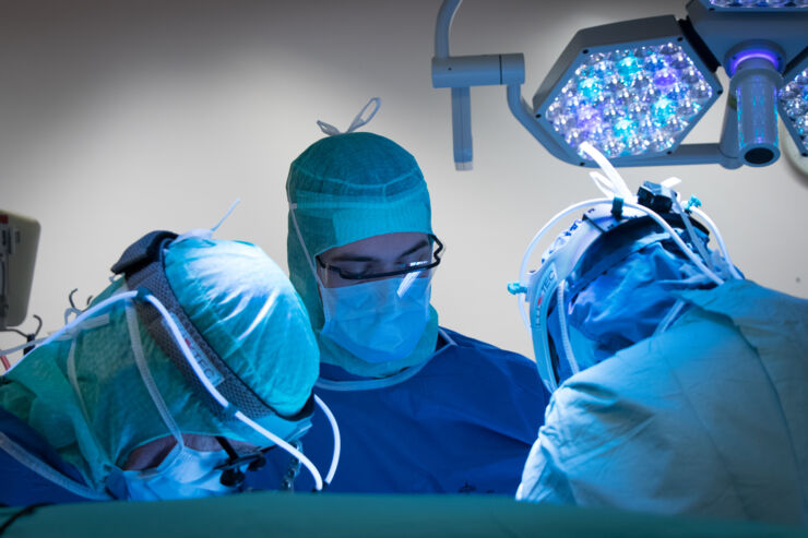 Tre läkare utför ett kirurgiskt ingrepp