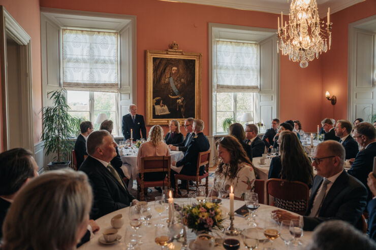 Människor som äter lunch tillsammans med kungaparet.