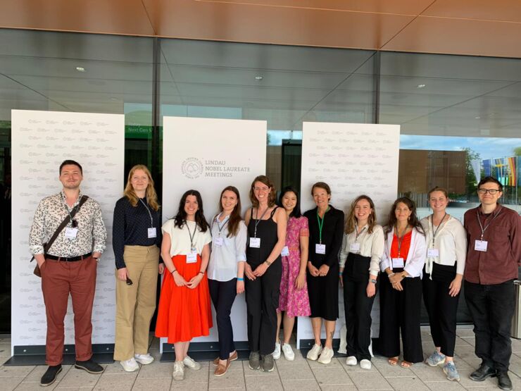 Personer som står tillsammans för en gruppbild under nobelkonferensen i Lindau.