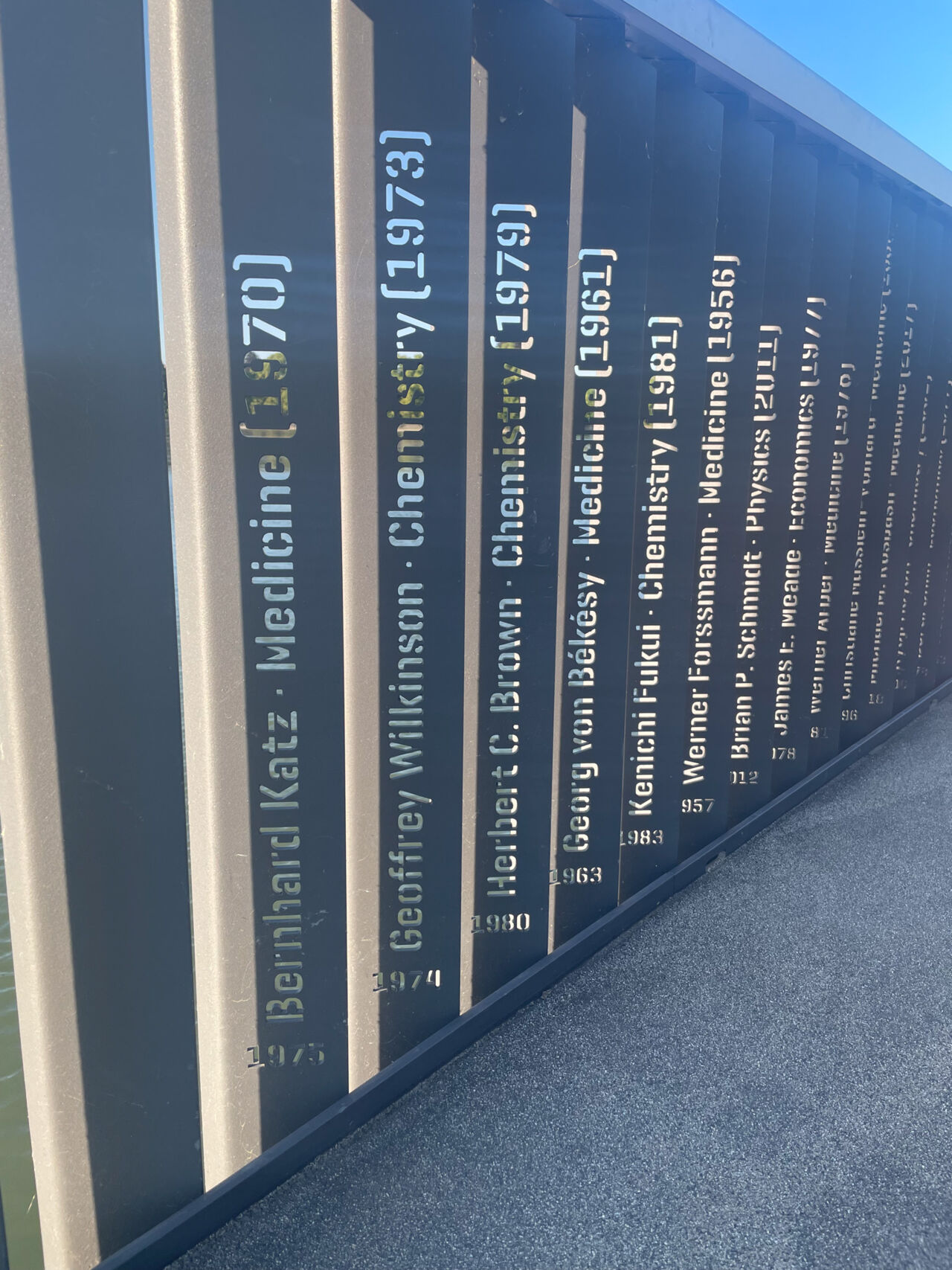 Nobelpristagares namn i metallsiluett.