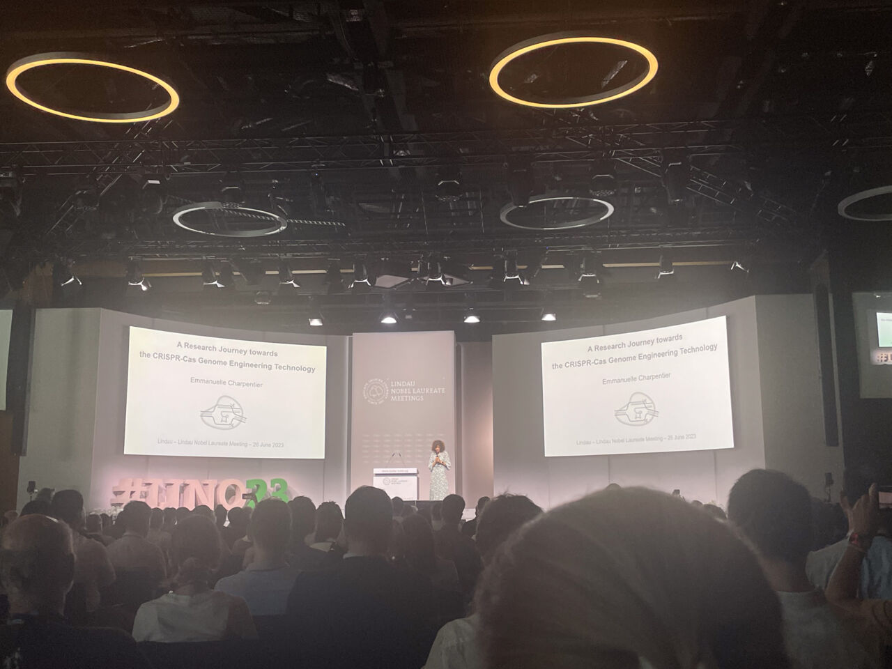 Person föreläser för en stor publik.