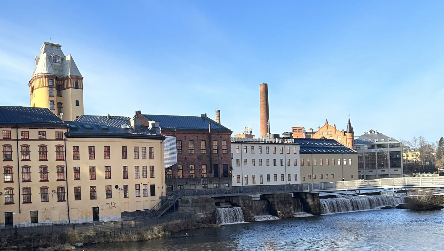Bild på byggnaderna Kopparhammaren och VisualiseringsC vid Motala Ström