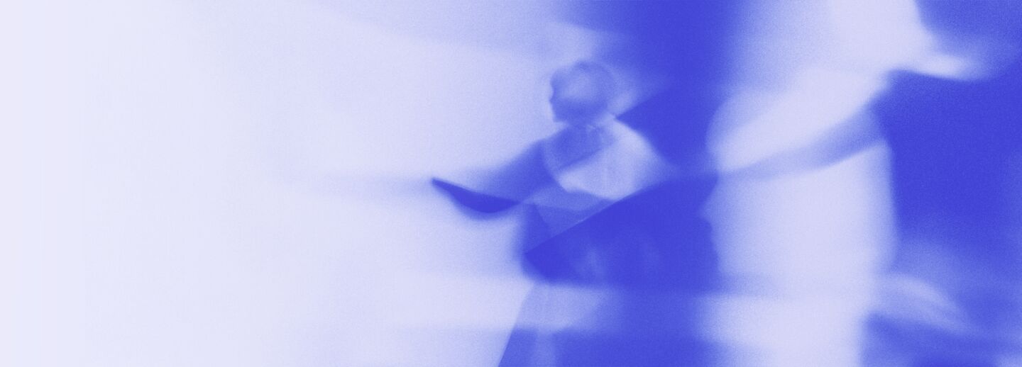 Abstrakt och suddig illustration av människor i rörelse, monokromatisk i lila toner.