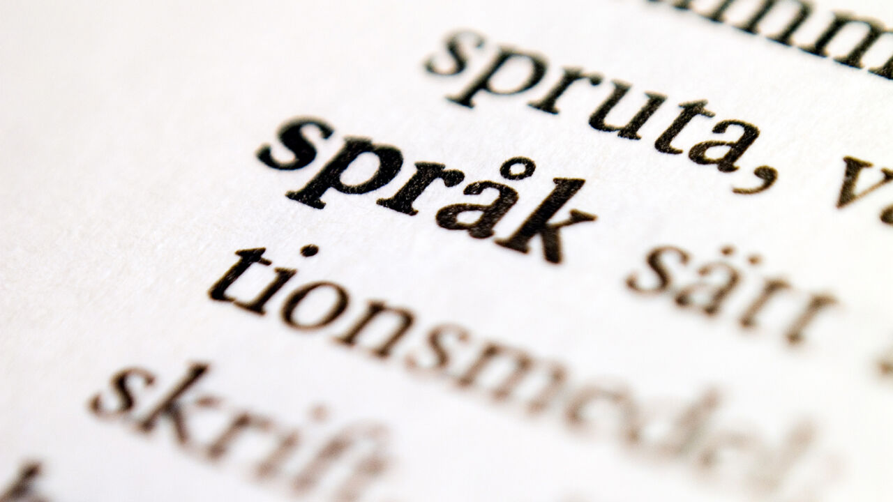 Bokstäver på en vit bakgrund.