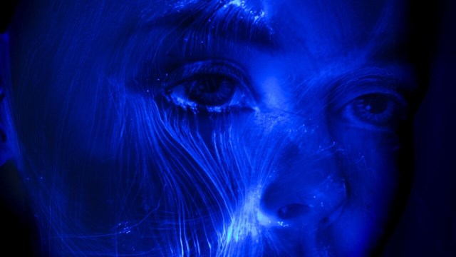 Futuristisk ljusmålning av ett kvinnaporträtt, ådror av fiberoptiskt ljus som passerar genom hennes ansikte.Futuristic l