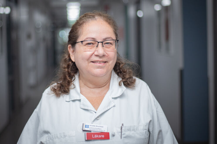 Woman in physician's wear (Annette Bruchfeld)