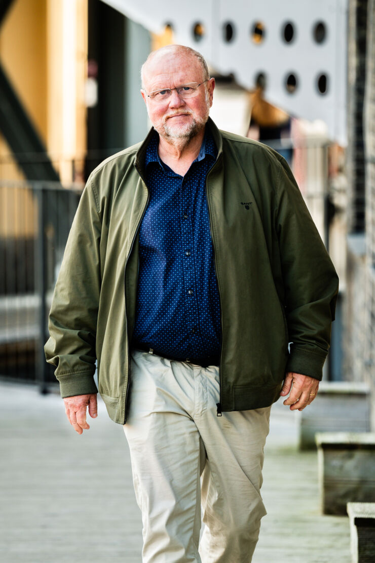 Ola Larsmo walking at Campus Norrköping.