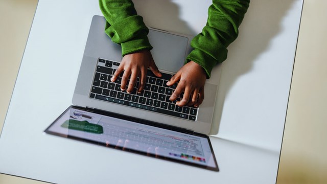 Barnhänder vid dator