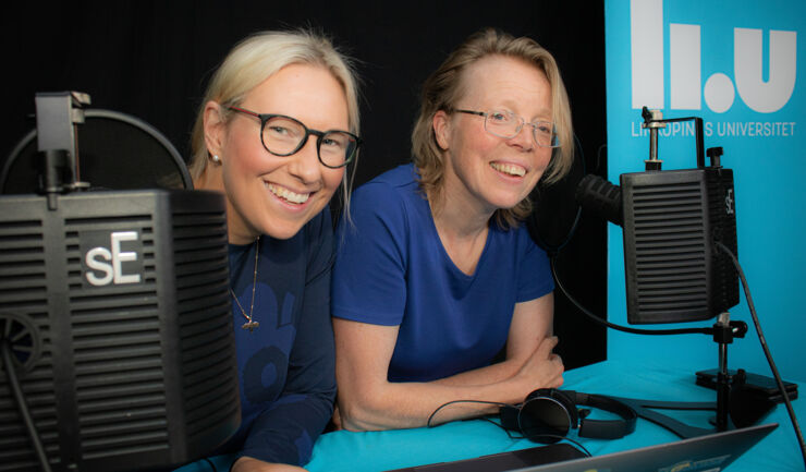 Två kvinnliga forskare i en podd-studio.