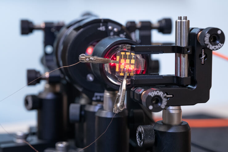 Ett laserinstrument med en liten glasskiva med perovskiter i.