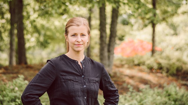Maria Jernnäs outside with trees in the background