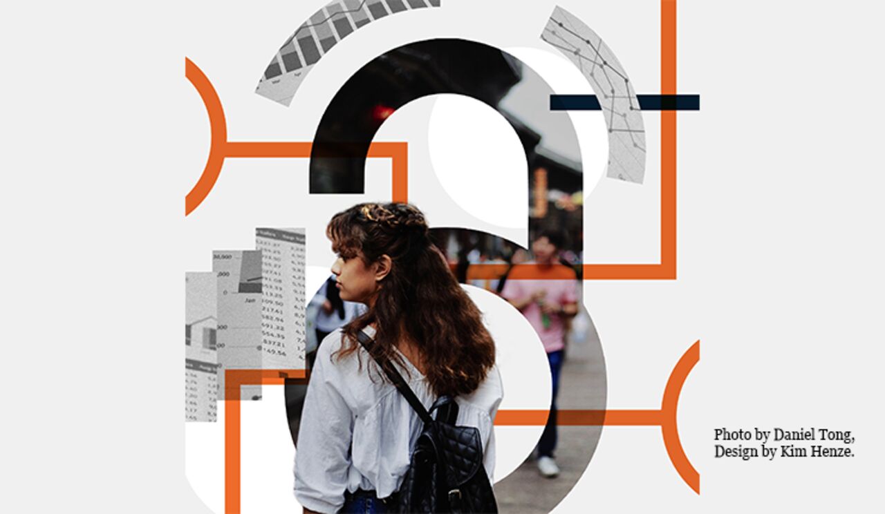 En ung kvinna framför open access-symbolen och ett abstrakt mönster.