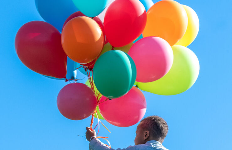 Pojke håller ett knippe ballonger
