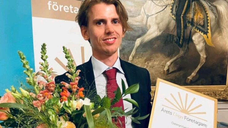 Fredrik Präntare med blombukett och prisdiplom