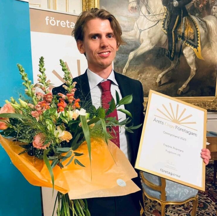 Fredrik Präntare med blombukett och prisdiplom