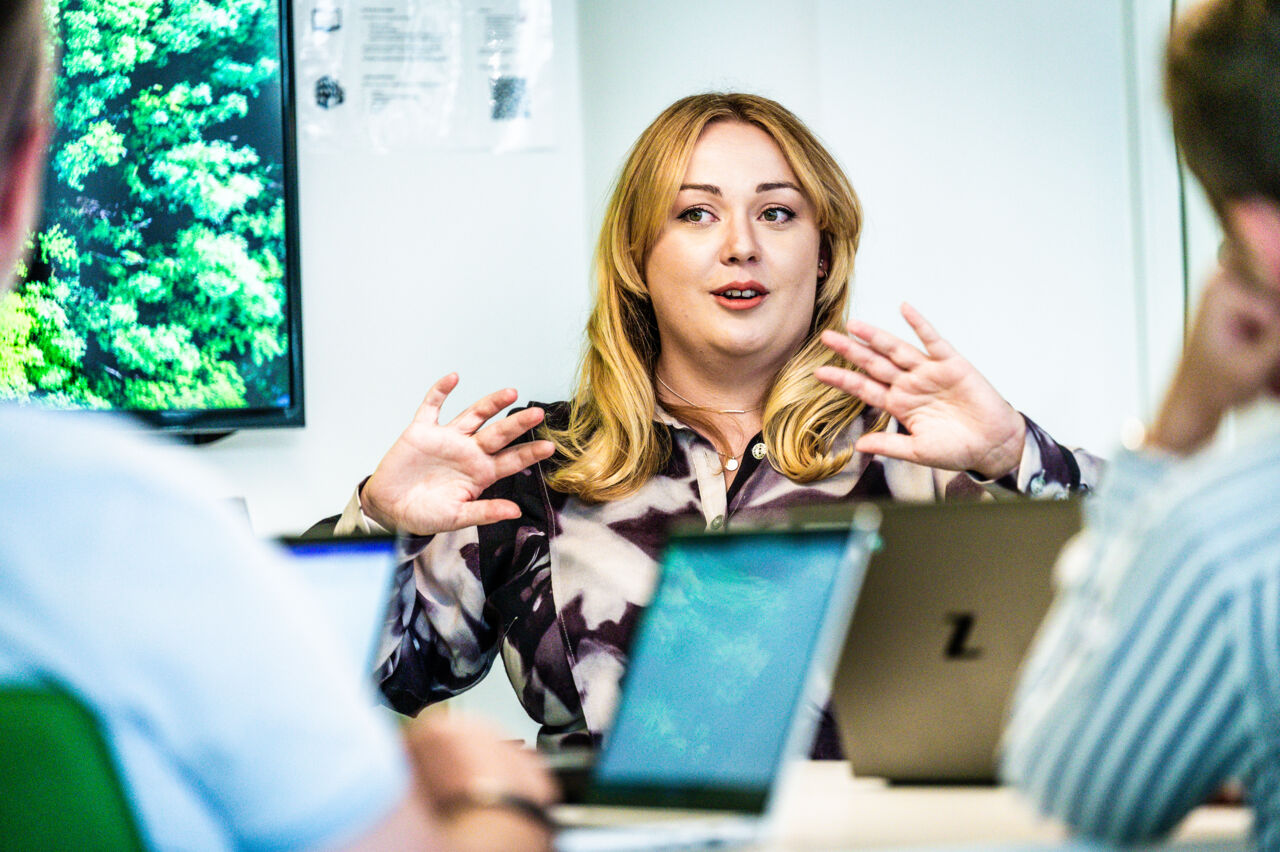 En person sitter i ett konferensrum.