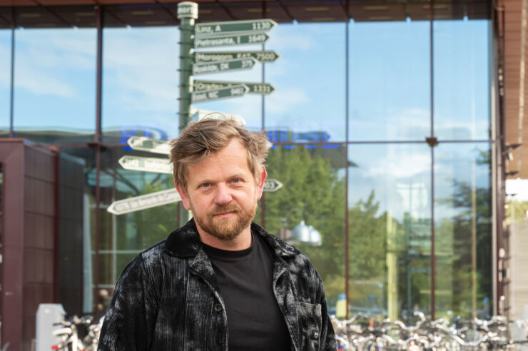 Professor Harald Wiltsche outside Studenthuset at Campus Valla in Linköping.