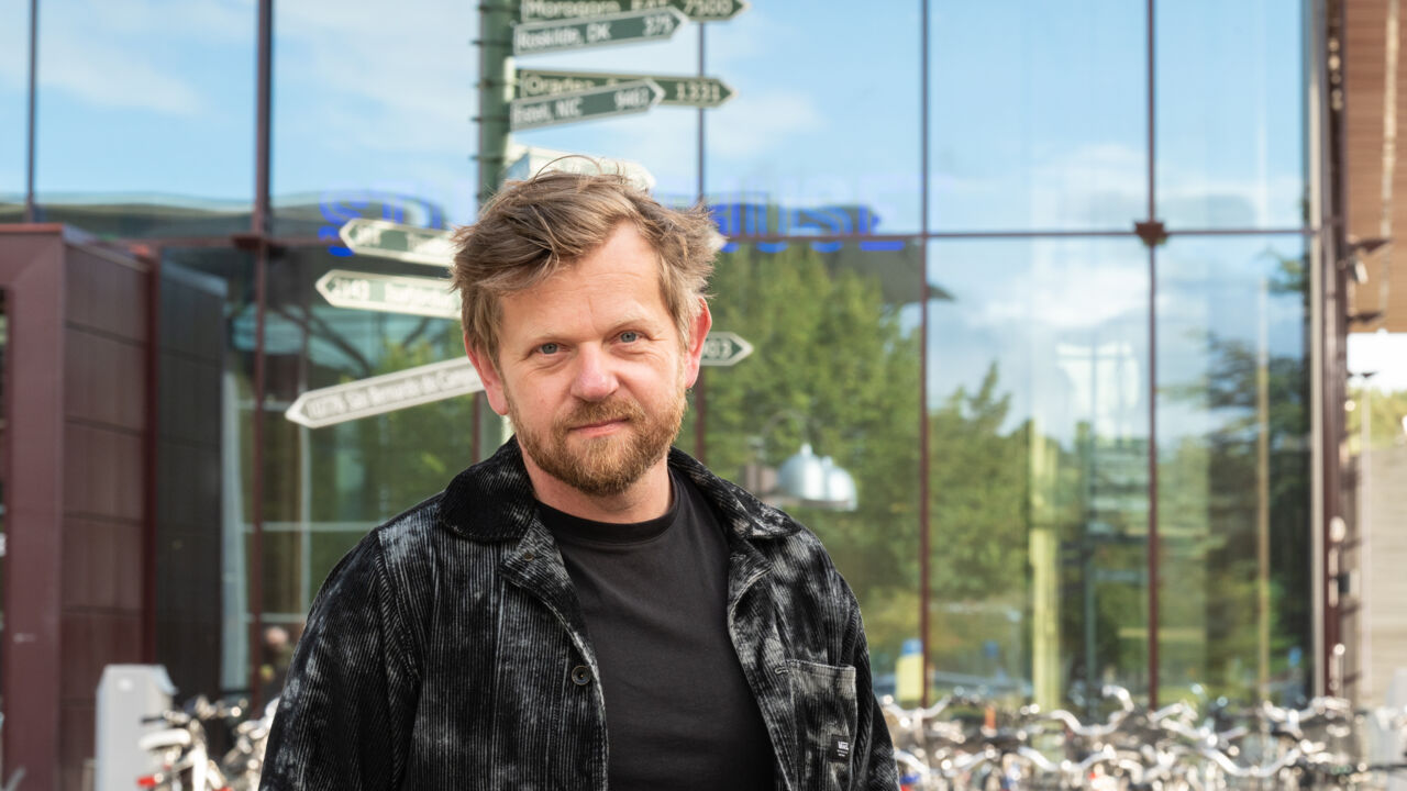 Professor Harald Wiltsche outside Studenthuset at Campus Valla in Linköping.