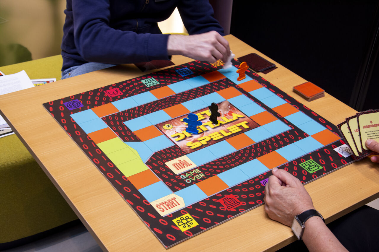 Två personer som spelar ett brädspel.