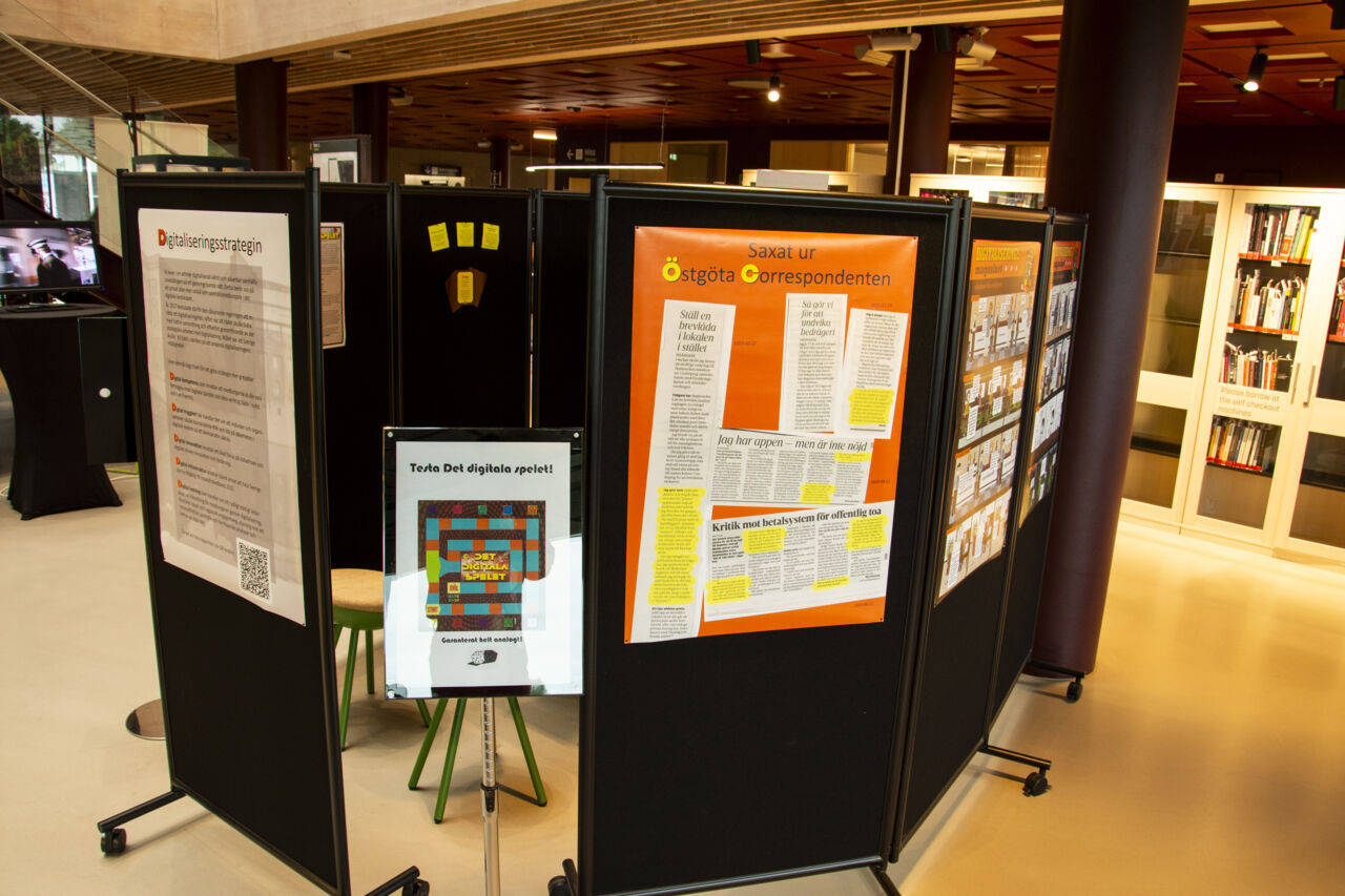 Affischer på en utställning.