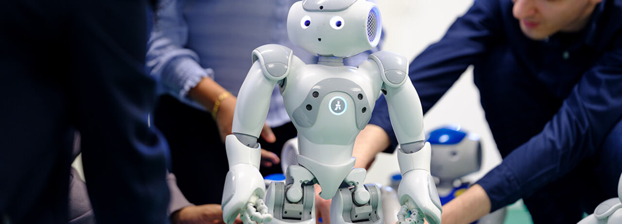 Liten servicerobot tillsammans med några människor