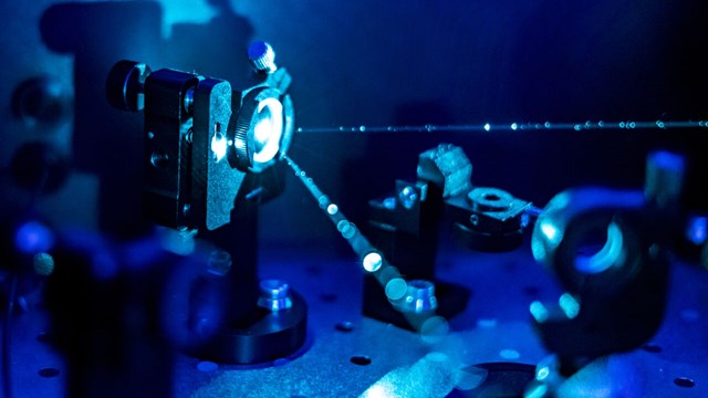 Blå laser i mörkt laboratorium.