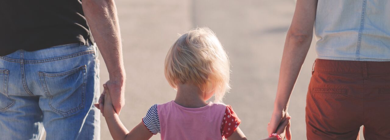 Familj håller hand.
