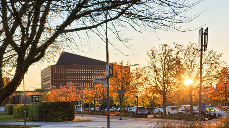 Höstbild från Campus Valla och Studenthuset.