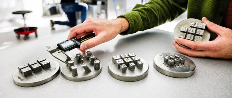 Prover av olika utskrifter i metall.